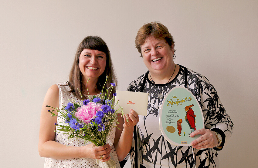 Blumenübergabe, Frau Banos und Frau Kloß