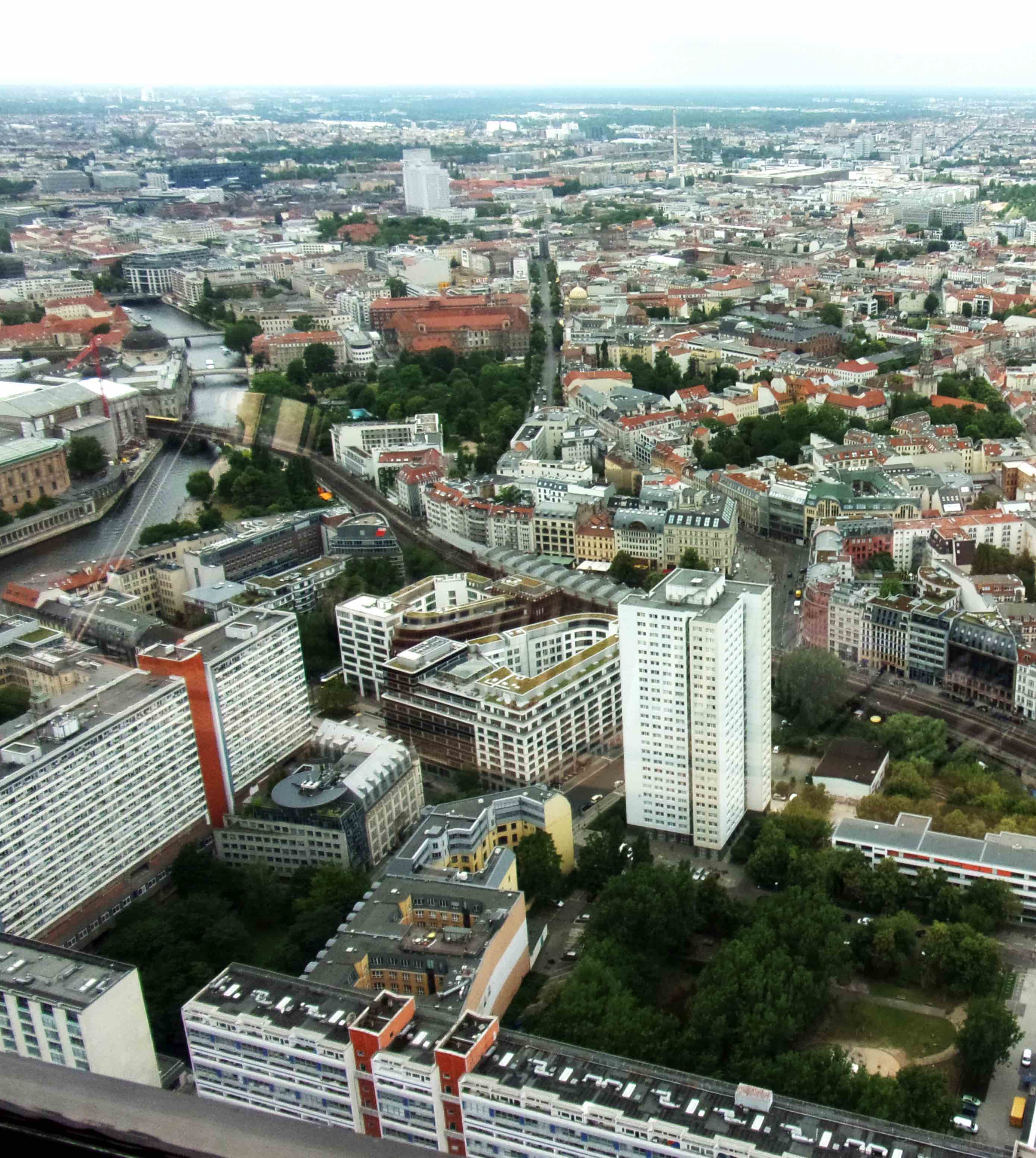 Blick vom Fernsehturm am Alexanderplatz Berlin.